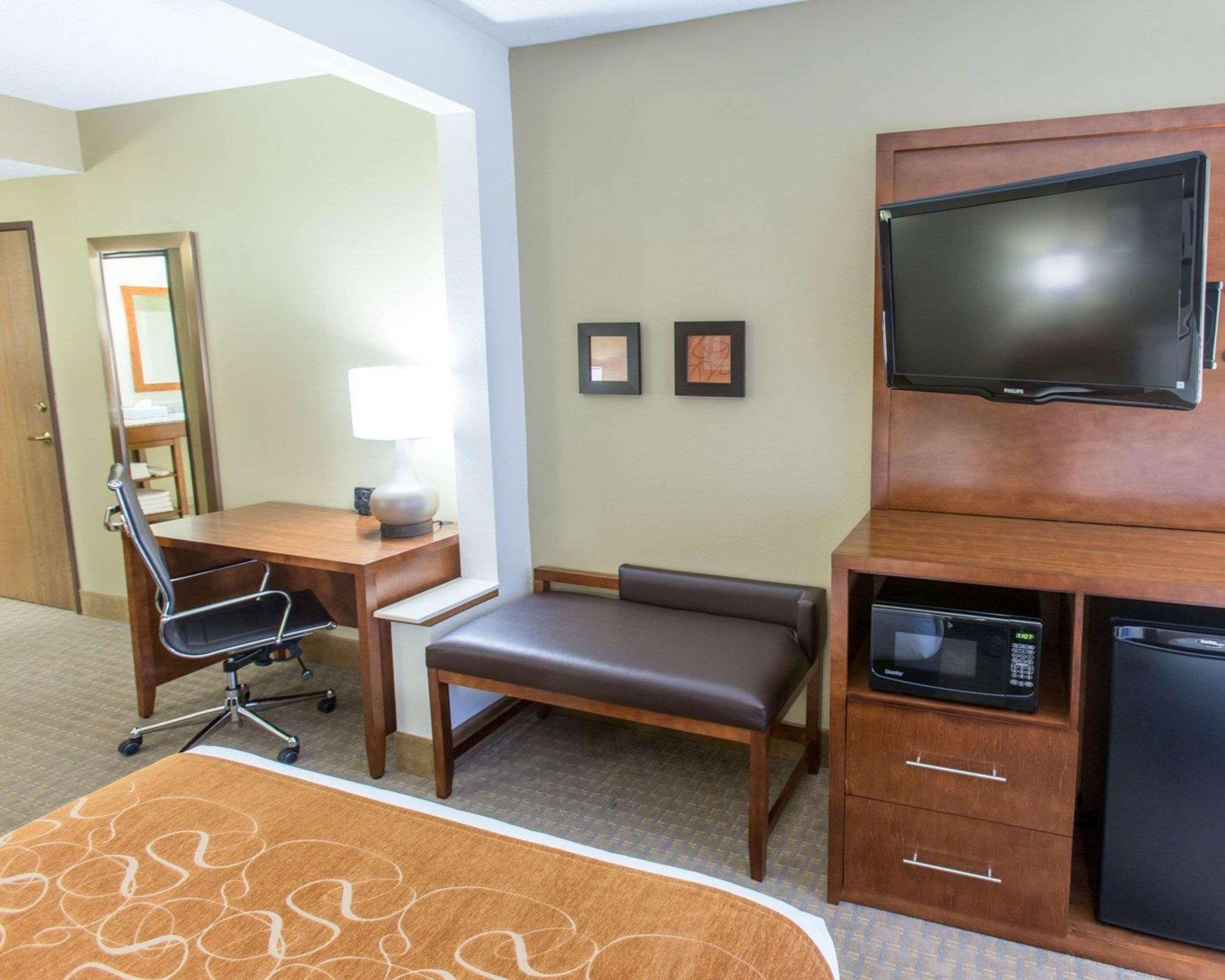 Comfort Suites Marquette Exterior photo